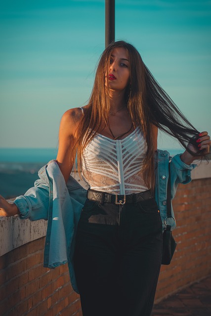 persona che pratica yoga mattutina con movimenti delicati