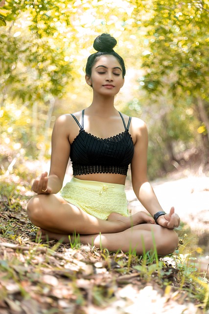 insegnante di yoga che dimostra posizione di base per principianti