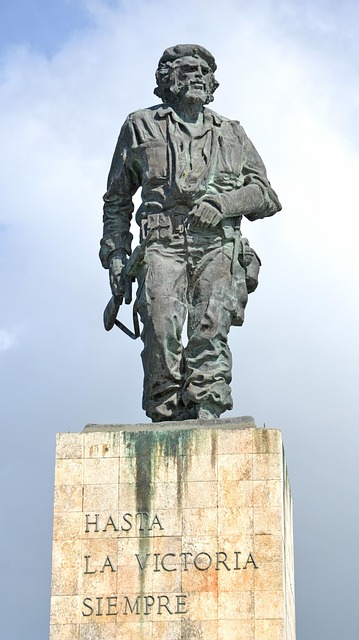 persona che pratica esercizi di mobilità morbida a casa