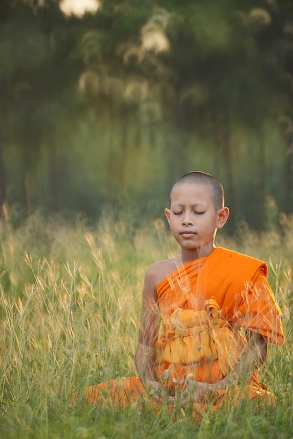insegnante di yoga che pratica asana in spazio luminoso e sereno